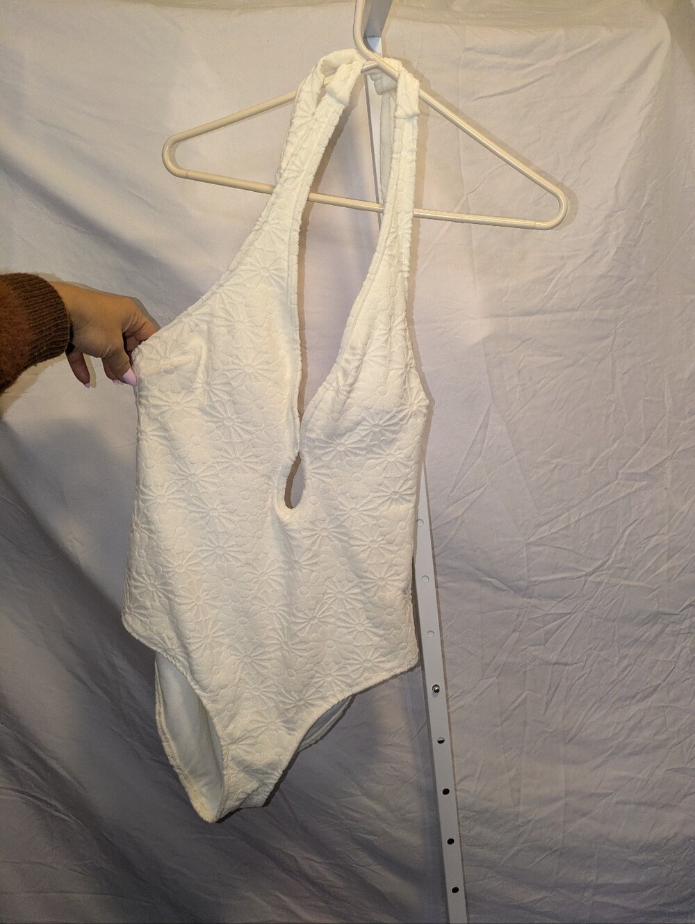 Cupshe White Textured Floral Plunge Halter One-Piece Swimsuit - Size L